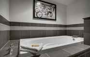 In-room Bathroom 7 Grand Z Casino Hotel by Red Lion Hotels