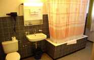 In-room Bathroom 7 Hotel Rheinfall