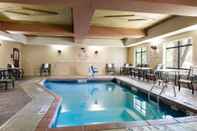 Kolam Renang Comfort Suites Topeka Northwest