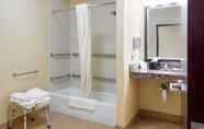 Toilet Kamar 4 Comfort Suites Topeka Northwest