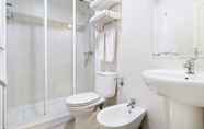 In-room Bathroom 6 Hostal Gran Via 63 Rooms