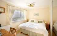 Kamar Tidur 4 Watersedge Guest House