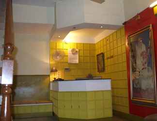 Lobi 2 Hotel Samrat