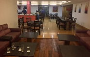 ร้านอาหาร 2 Taurus Sarovar Portico