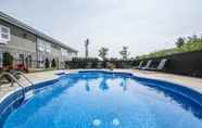 Swimming Pool 4 Econo Lodge Inn & Suites