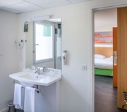 ห้องน้ำภายในห้อง 7 ibis Styles Bourbon Lancy