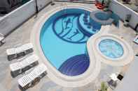 Kolam Renang Howard Johnson by Wyndham Bur Dubai