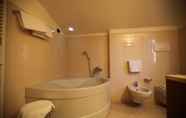 Phòng tắm bên trong 4 Hotel Rosa