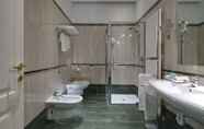 Phòng tắm bên trong 5 Palace Hotel San Pietro