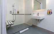 Toilet Kamar 2 YOTEL New York Times Square