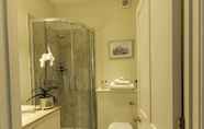 In-room Bathroom 7 Overtown Manor