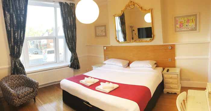 Bedroom Gidea Park Hotel