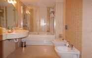 In-room Bathroom 7 SV Business Hotel Taksim İstanbul