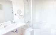 Toilet Kamar 7 Best Western Plus Aldhem Hotel