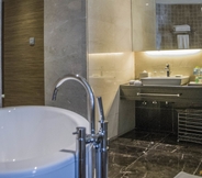 In-room Bathroom 7 Four Points by Sheraton Qingdao Chengyang