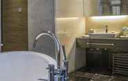 In-room Bathroom 7 Four Points by Sheraton Qingdao Chengyang