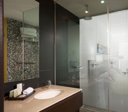 Toilet Kamar 2 NH Collection Barranquilla Smartsuites Royal