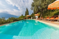 Swimming Pool Residence Gardasee Apartments with Lake View