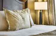 Bedroom 7 Monte Carlo Inn & Suites Downtown Markham