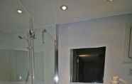 In-room Bathroom 4 Hotel Madanis Liceo