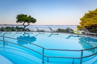 Swimming Pool Hotel Pinija