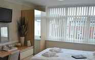 Kamar Tidur 7 Surrey House Hotel