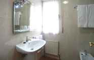 In-room Bathroom 3 Gorbea