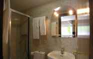 In-room Bathroom 4 Gorbea