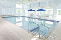 สระว่ายน้ำ Delta Hotels by Marriott Milwaukee Northwest