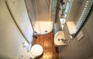 Toilet Kamar 3 Six Brunton Place