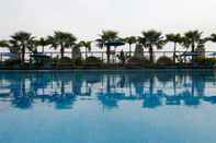 Swimming Pool Crowne Plaza Zhongshan Wing on City, an IHG Hotel