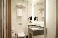 In-room Bathroom Seraglio Hotel & Suites