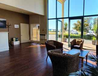 Lobby 2 JetPark Hotel Hamilton Airport