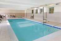 Swimming Pool La Quinta Inn & Suites by Wyndham Lancaster