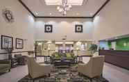 Lobi 4 La Quinta Inn & Suites by Wyndham Lancaster