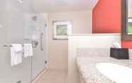 In-room Bathroom 5 Courtyard by Marriott Burlington Mt. Holly Westampton