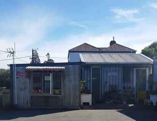 Exterior 2 Racecourse Backpackers Hostel