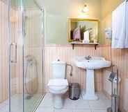 In-room Bathroom 7 Primoula Country Hotel & Spa