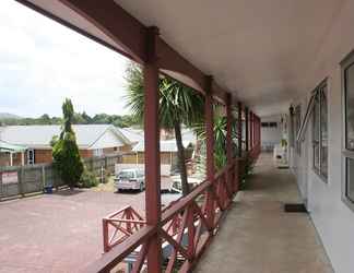 Lobi 2 Burgundy Rose Motel