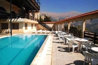 Swimming Pool Hotel Chbat