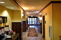 Lobi Hampton Inn Geneseo