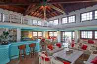 Quầy bar, cafe và phòng lounge Due Lune Puntaldia Resort & Golf