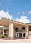 EXTERIOR_BUILDING Days Inn by Wyndham El Campo TX