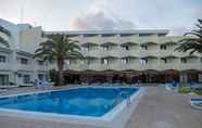 Swimming Pool 4 Hotel Caravelas