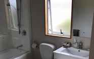 In-room Bathroom 4 Jade Court Motor Lodge