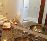 ห้องน้ำภายในห้อง 7 Ohasis Jujuy Hotel & Spa