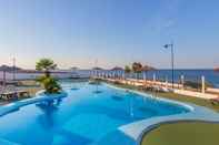 Kolam Renang AluaSun Far Menorca Hotel