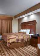 BEDROOM Best Western Premier KC Speedway Inn & Suites