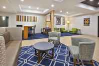 Lobby Holiday Inn Express Hotel & Suites Niles, an IHG Hotel