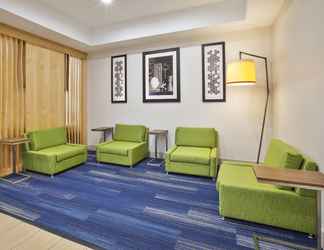 Lobi 2 Holiday Inn Express Hotel & Suites Niles, an IHG Hotel